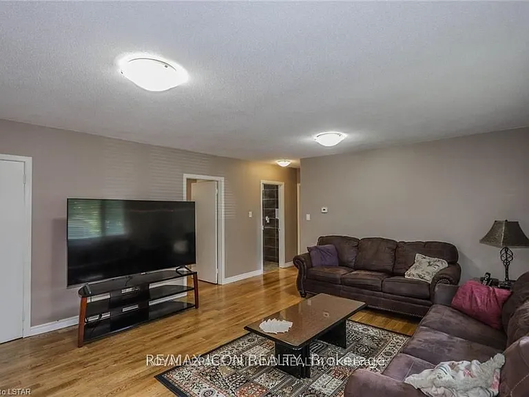 12 Garland Cres #MAIN — Photo 2