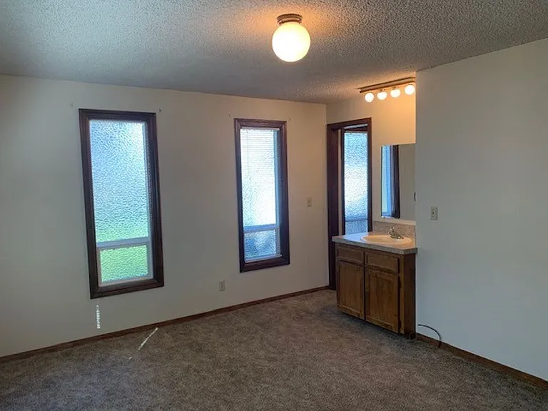 2142 Maplewood Dr S — Photo 11