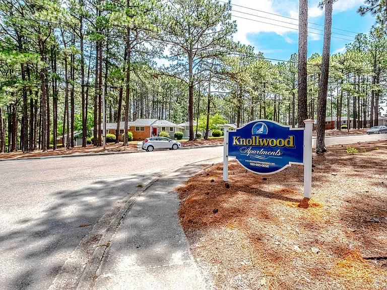Knollwood Apartments — Photo 23