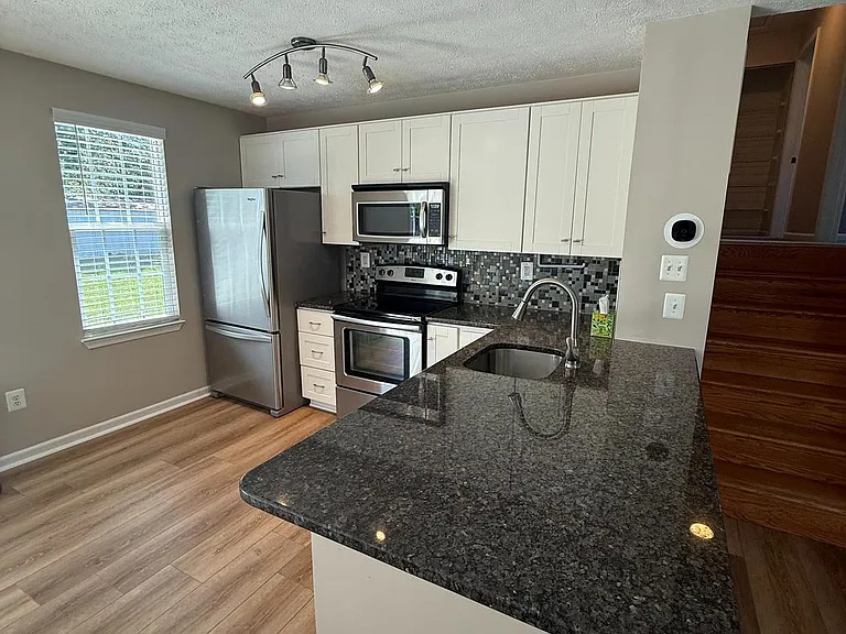805 London Ct — Photo 8