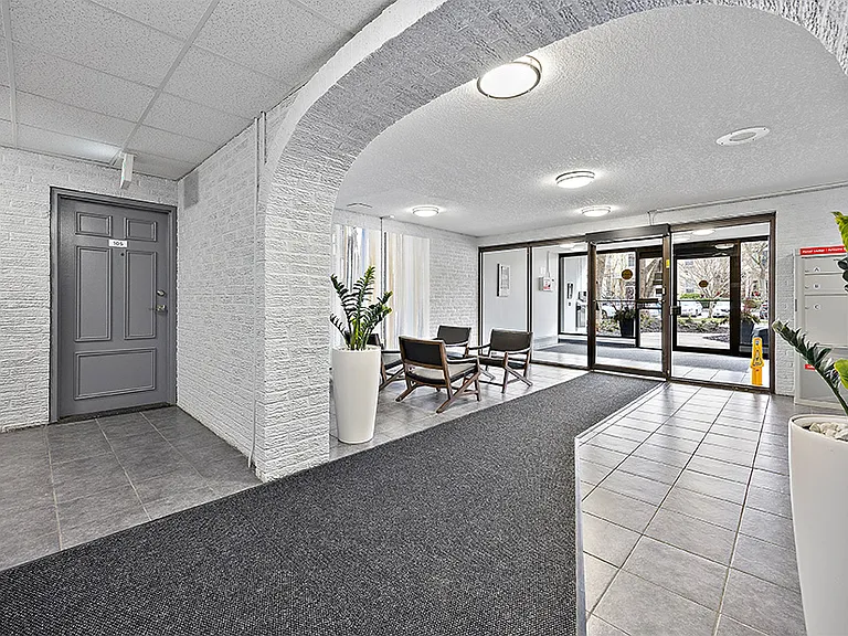 498 Queens Ave — Photo 1