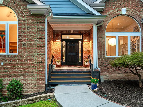 4th image of 122 Berwick Pl