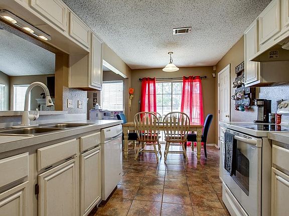 5th image of 1303 Hall Ln