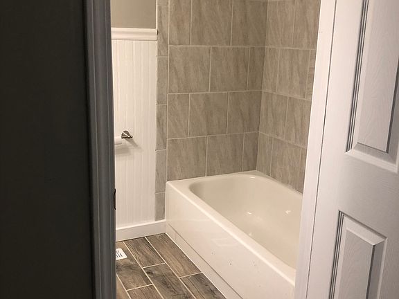 5th image of 1422 Oakwood Ct