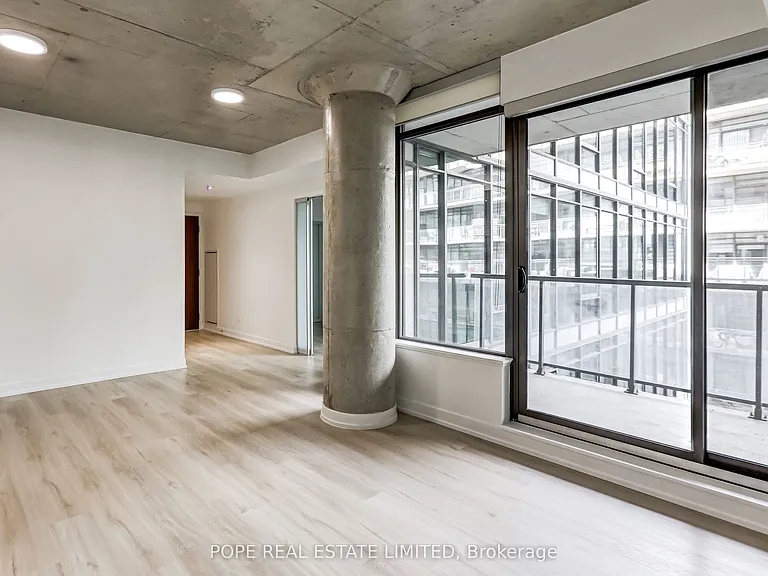 560 King St W #726 — Photo 16