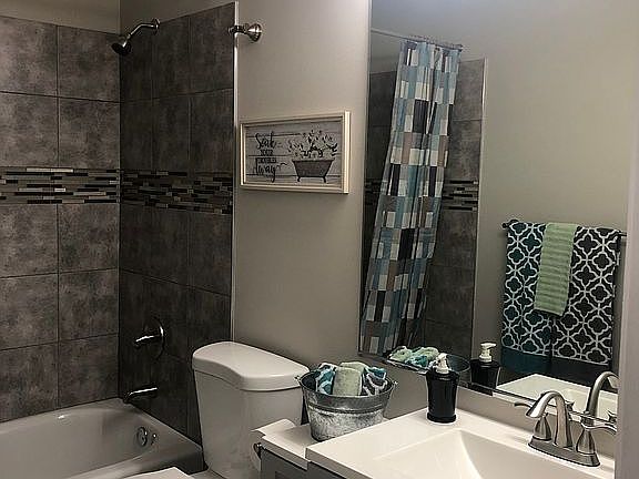 2nd image of 403 E Victoria Cir