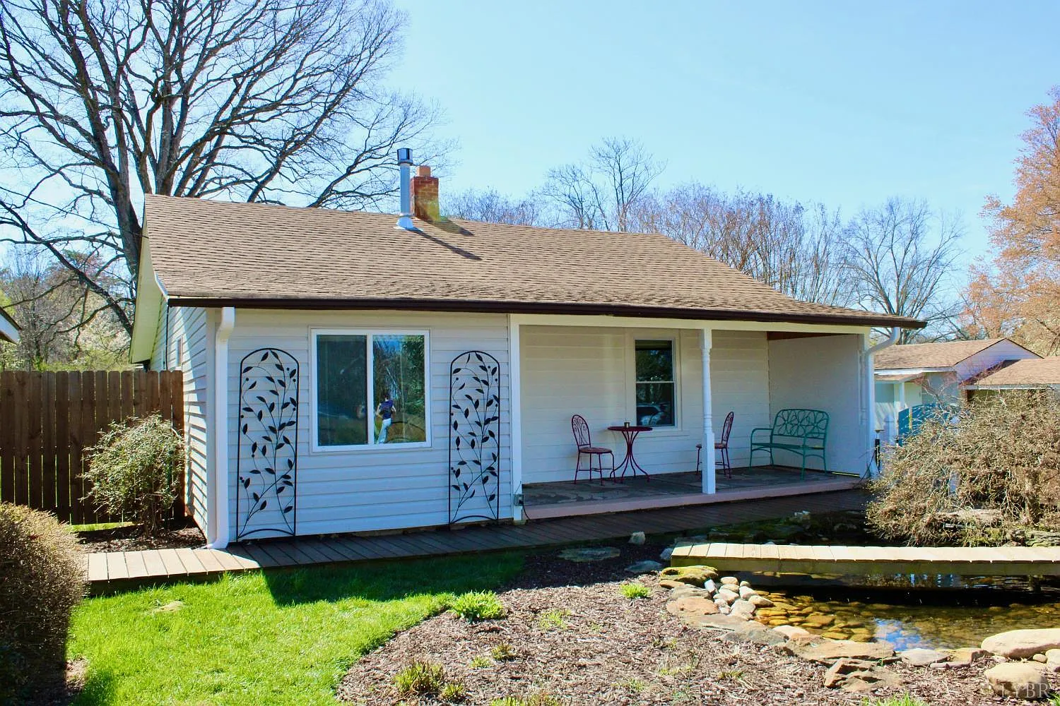 1501 Traylor Ln photo 1
