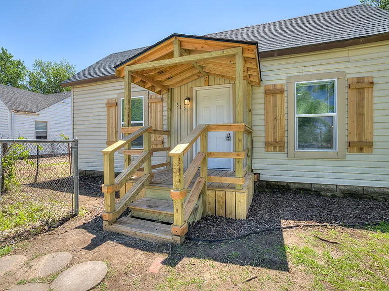 515 W Martin St — Photo 4