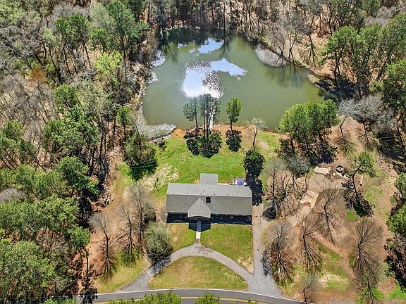 2nd image of 440 Bowen Rd