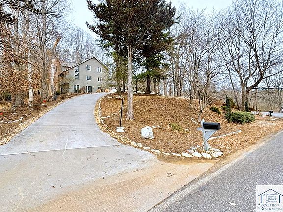 2nd image of 1107 Country Club Dr