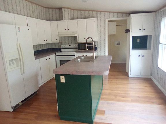 4th image of 30 Edgemere Ct