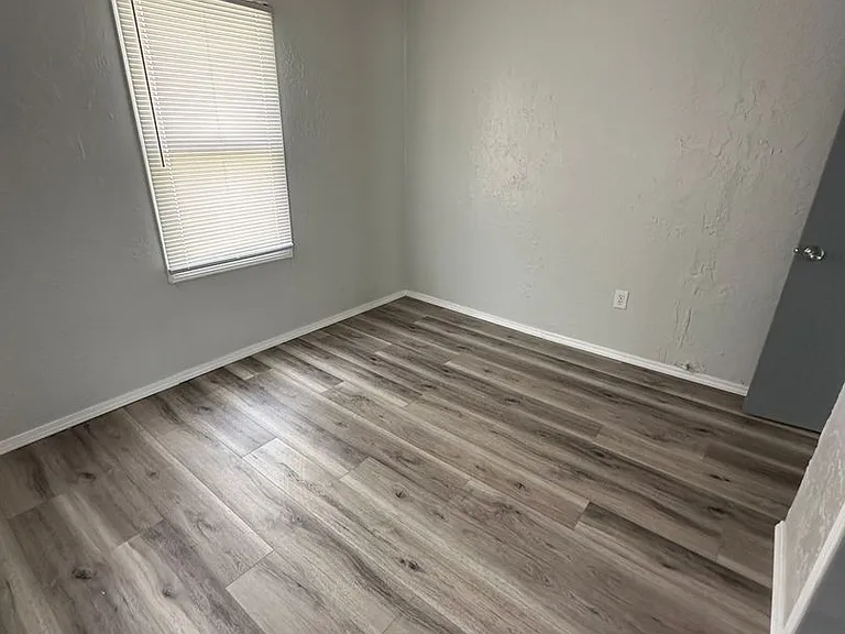 1911 NW Floyd Ave — Photo 8