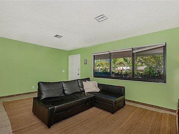 4th image of 1213 SW 1st Ter