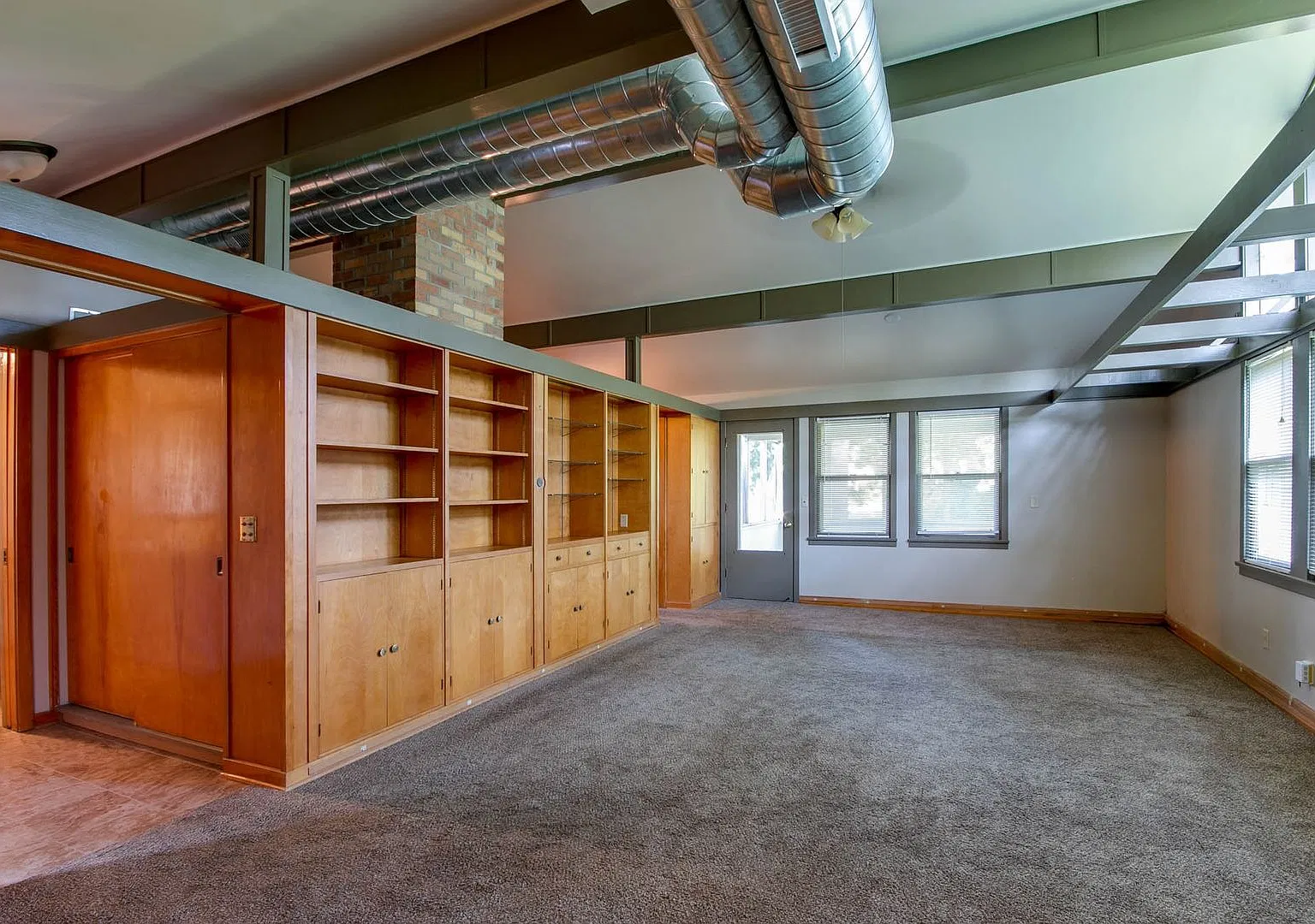 1841 Elaine — Photo 3