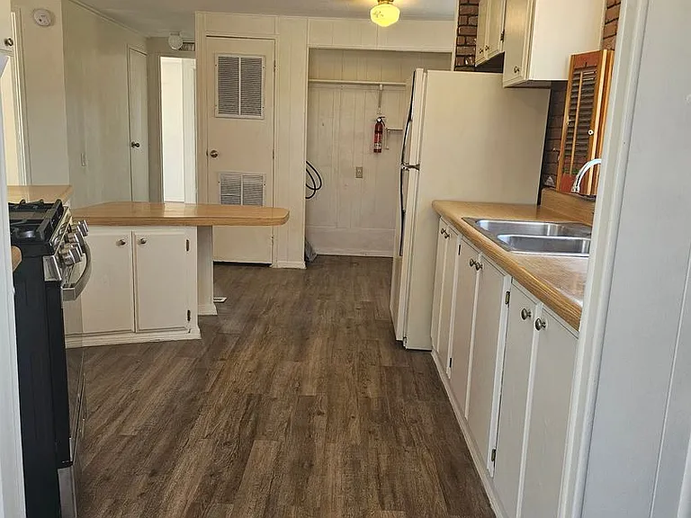 2078 S Kentucky St — Photo 5