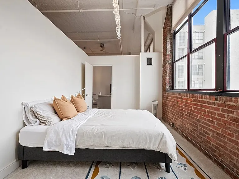 5850 Centre Ave #302 — Photo 3