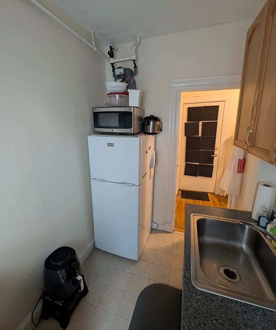 Studio, $2,000 — Photo 2