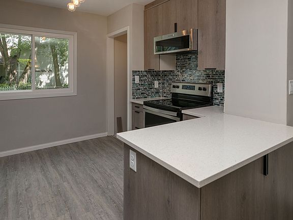 4th image of 8 18th Ave SW