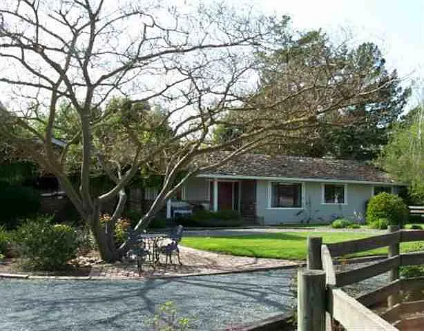1047 Country Ln photo 1