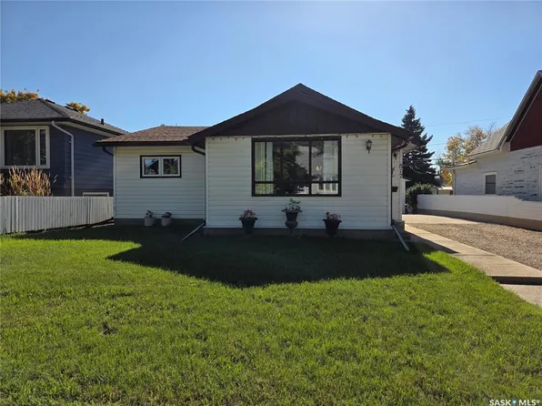 817 Stadacona STREET E, Moose Jaw, SK S6H 0K5