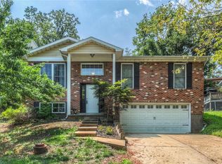 7 Toni Trails Ct, Fenton, MO 63026