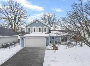 916 Waco Dr, Carol Stream, IL 60188