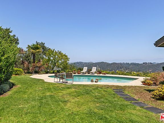 4th image of 1612 Stradella Rd