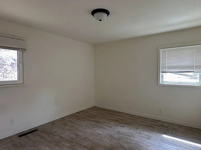 305 1/2 SE Jackson St #A — Photo 7