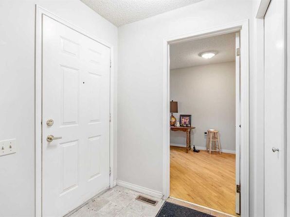 2828 Dovely Park SE, Calgary, AB T2B 3G9