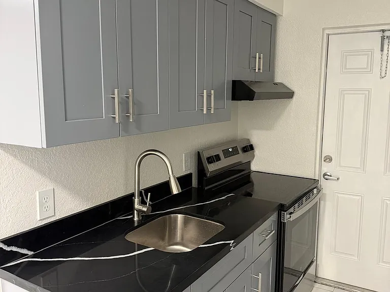 110 NW 7th Ave #18 — Photo 1