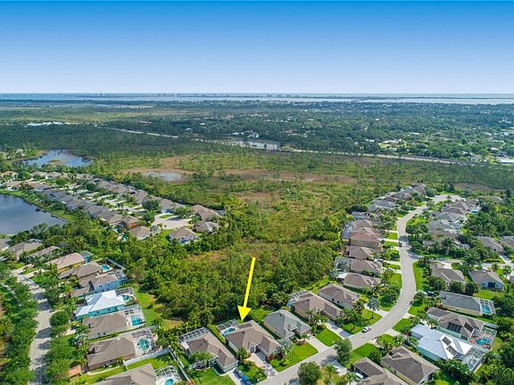 4th image of 483 NW Fetterbush Way