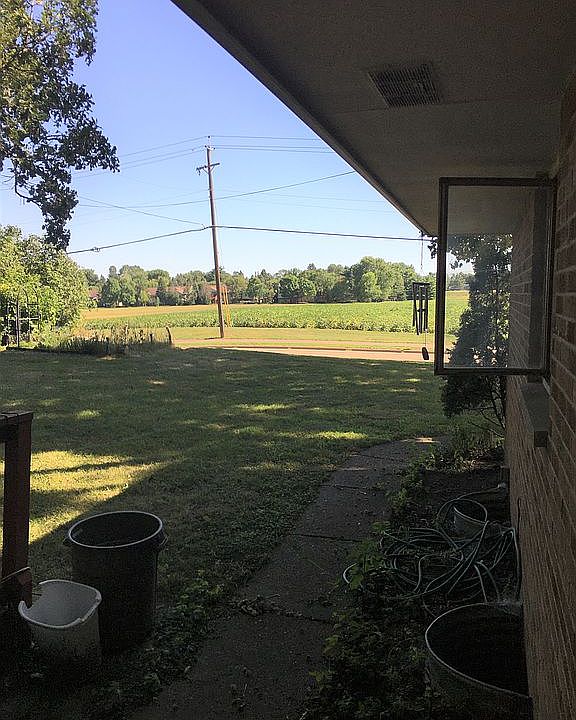 2nd image of 100 Mid Oaks Ln