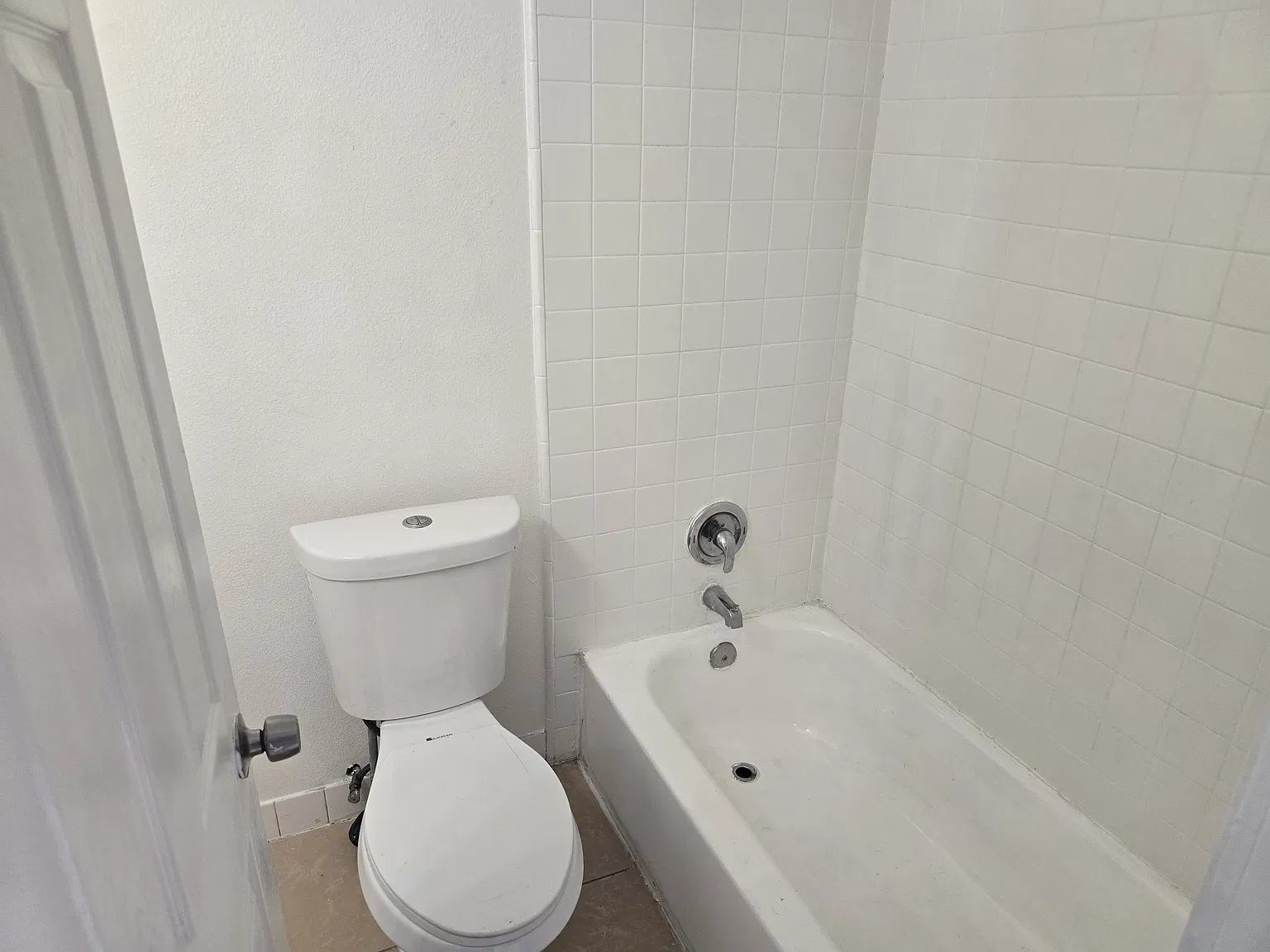 627 N Edison St — Photo 2