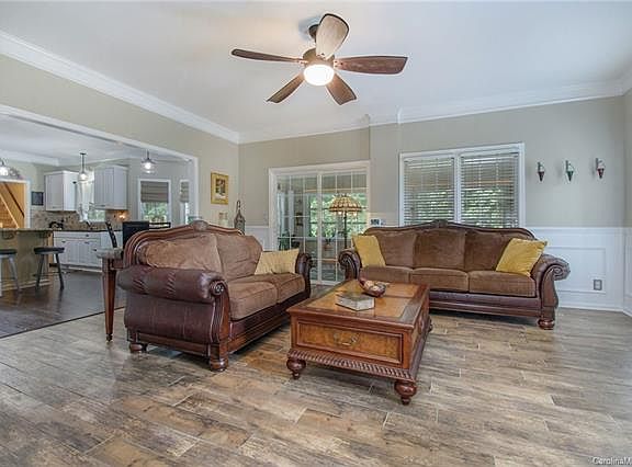 4th image of 136 Pebble Brook Ln