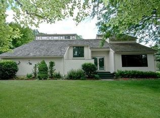 25989 N Oak Hill Rd, Lake Barrington, IL 60010