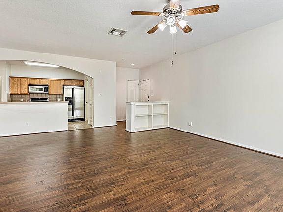 4th image of 6607 Lake Woodlands Dr APT 424