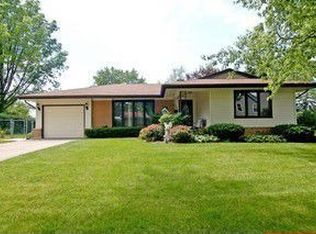 1060 Hickory Ln, Elk Grove Village, IL 60007