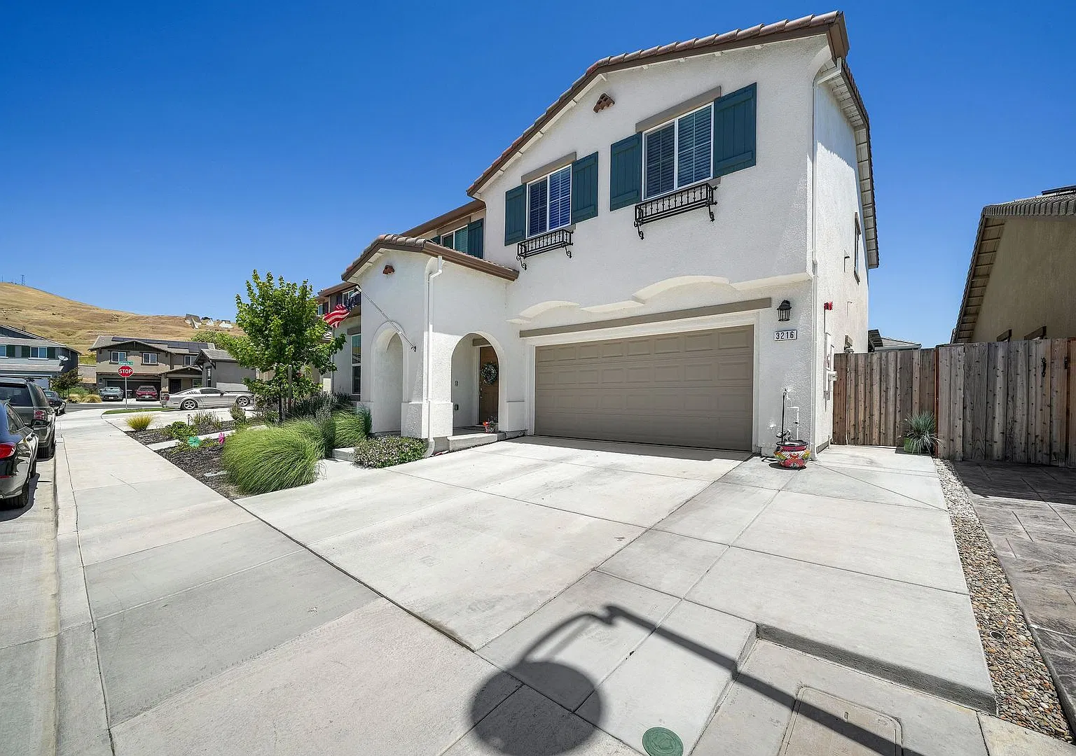 Like-New 5-Bedroom Fairfield Home with Solar & Modern Features — Photo 2