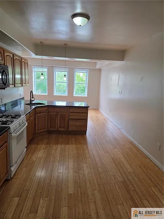 3 bed, 2.0 bath, 2906 sqft, $2,700 — Photo 3