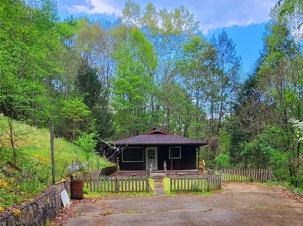 112 Black Pine Rd, Charleston, WV 25309