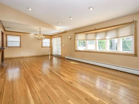 4th image of 10 Scott Pl