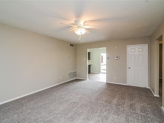 3rd image of 303 Linkview Dr