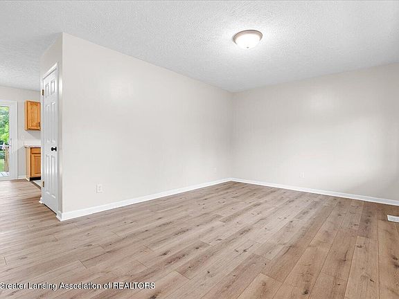 5th image of 3700 Coachlight Common St
