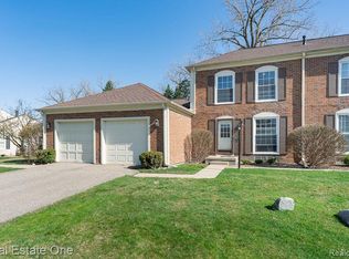 1140 Kings Cove Dr, Rochester, MI 48306