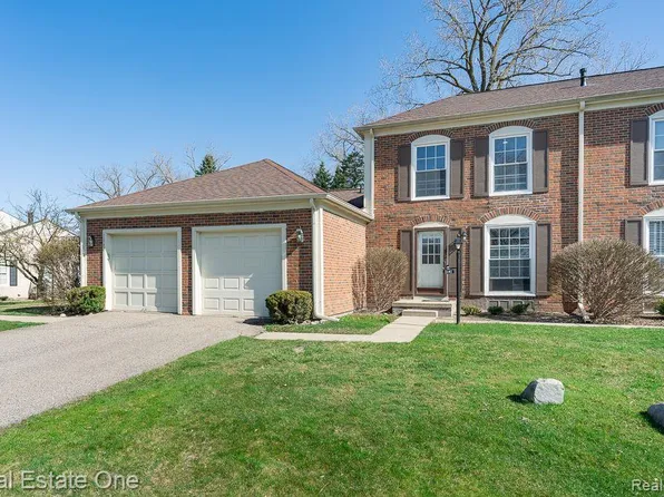 1140 Kings Cove Dr, Rochester, MI 48306