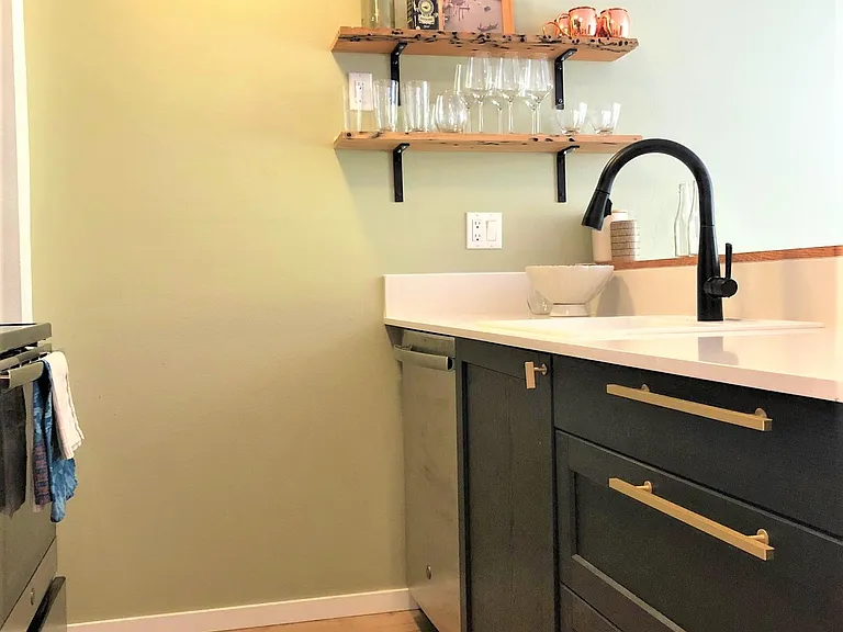Dishwasher and large under counter drawers.