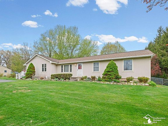 2nd image of 2760 Spring Hill Dr