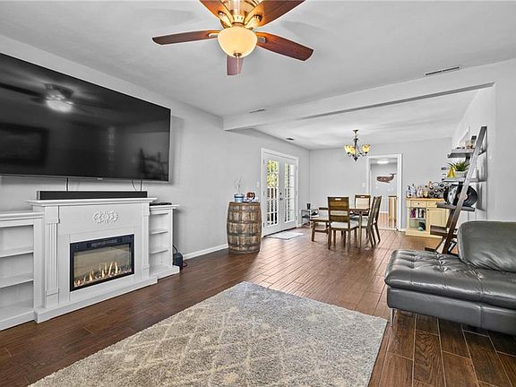 3rd image of 812 Saint James Dr