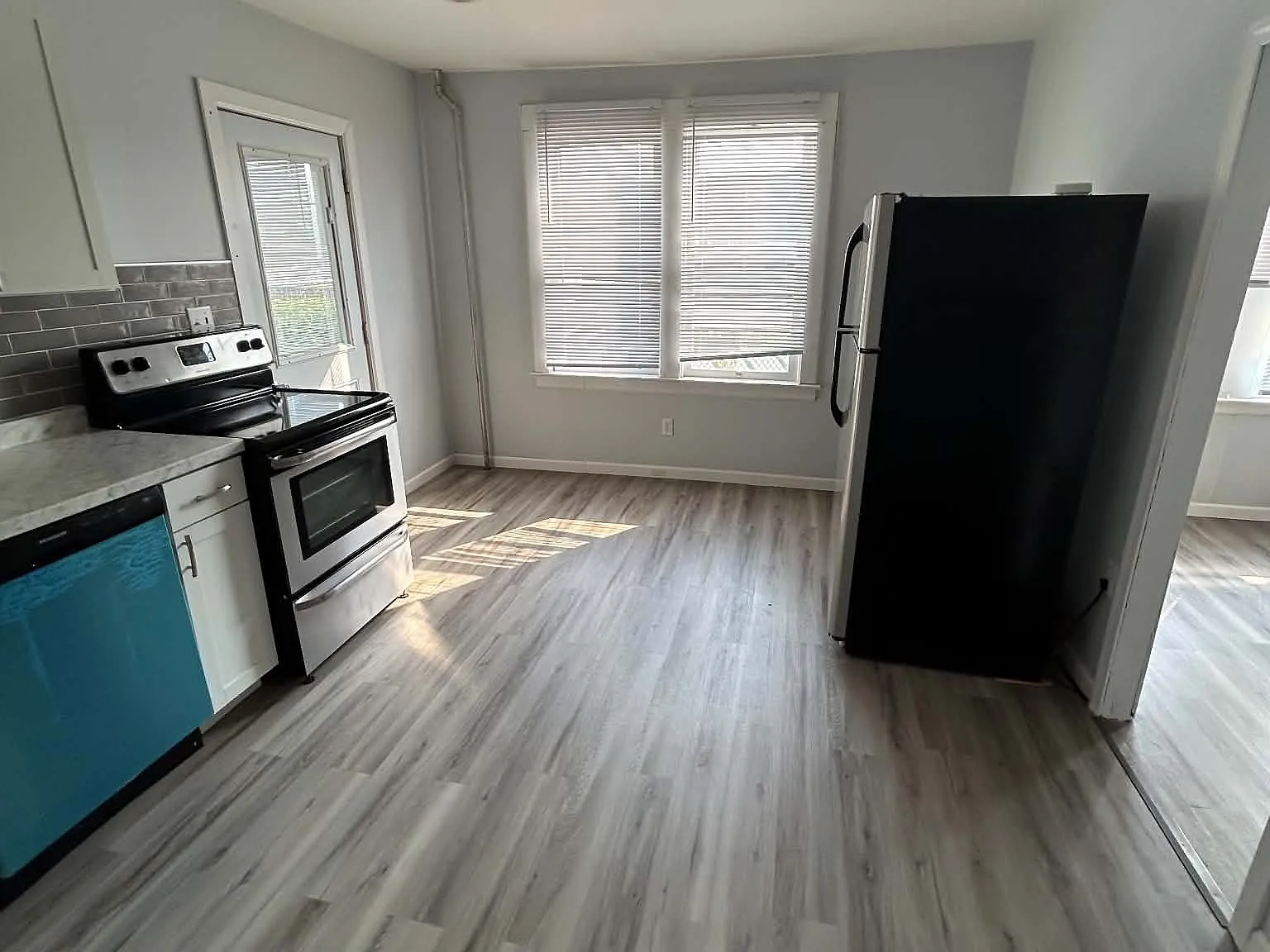 2 bed, 1000 sqft, $1,350 — Photo 2