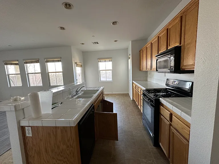 1681 Julia Way — Photo 6